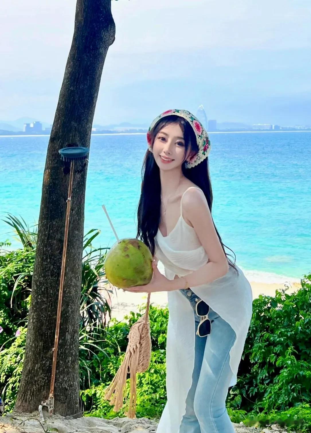 上身的白纱似山间缥缈的晨雾，轻柔又梦幻，下身的牛仔裤是都市街头的率性洒脱，她就这