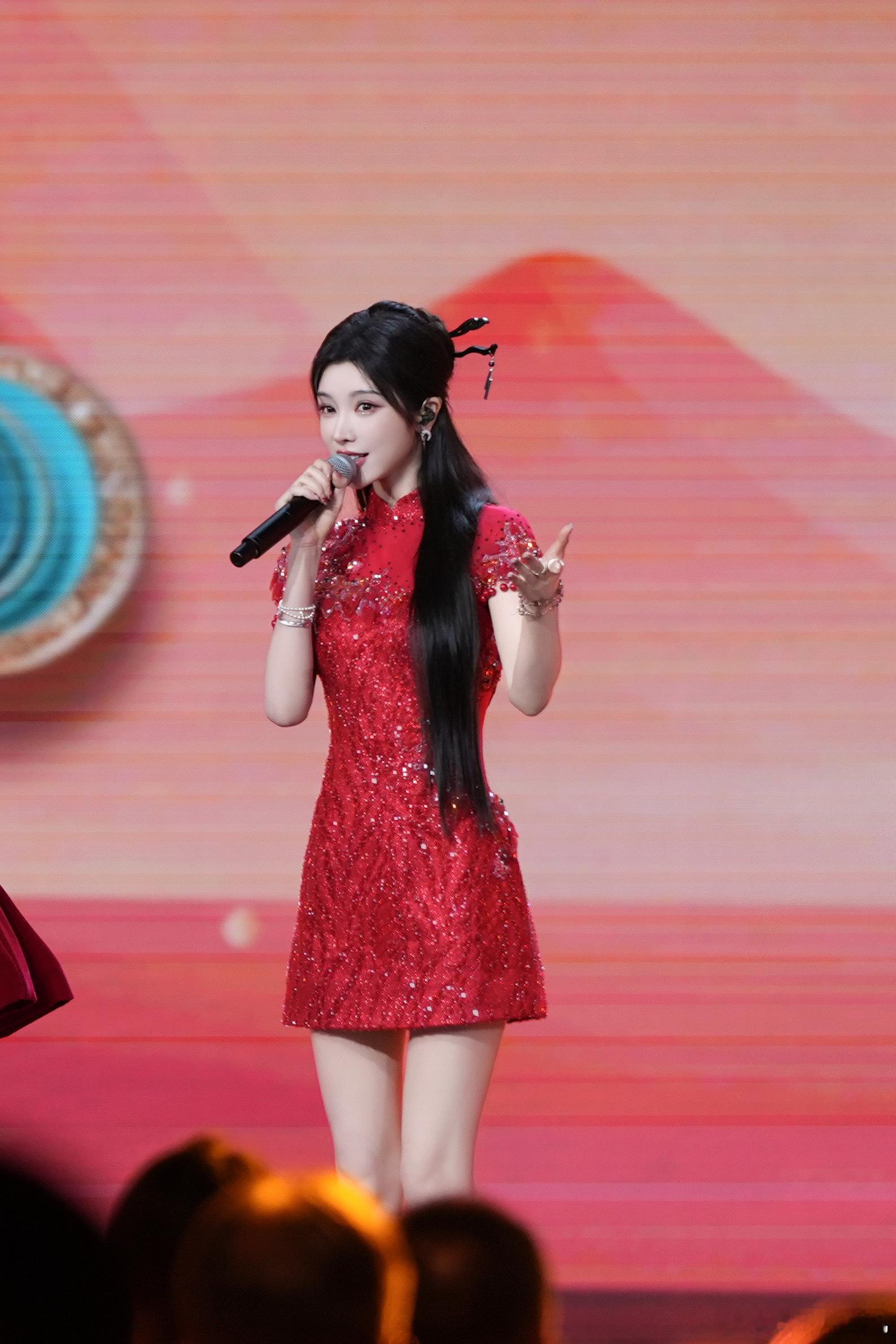 戴燕妮红色闪钻旗袍红色旗袍本就经典，加上满铺闪钻更显华丽，戴燕妮完美驾驭这份风