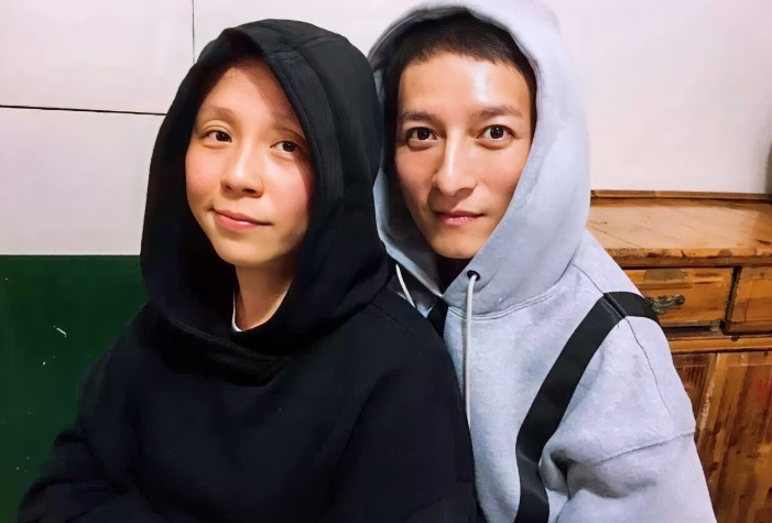 2016年，主持人问李维嘉妈妈：“您最大的心愿是什么？”李维嘉妈妈心直口快：“龙