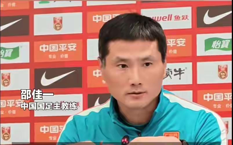 不懂就问：那些“国家教练”的老婆孩子，为啥都在国外？前国足主教练李铁，老婆孩