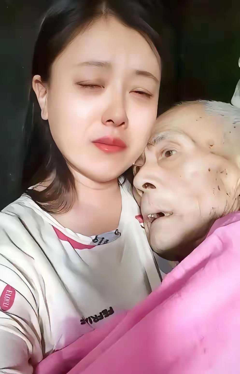 泪目！商丘老人临终想喝碗面汤，女儿连遭3家拒绝，小店老板一句话看哭万人。河