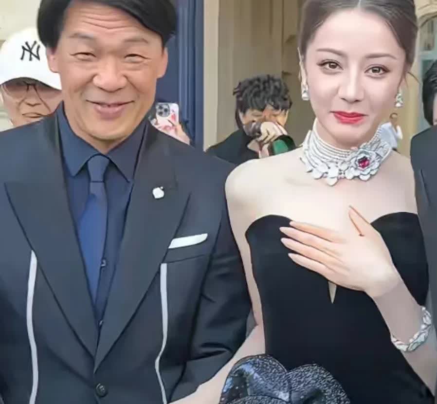 天呐，迪丽热巴怎么老了这么多！法令纹严重，加上这捂胸的动作，真是作的不要不要的！