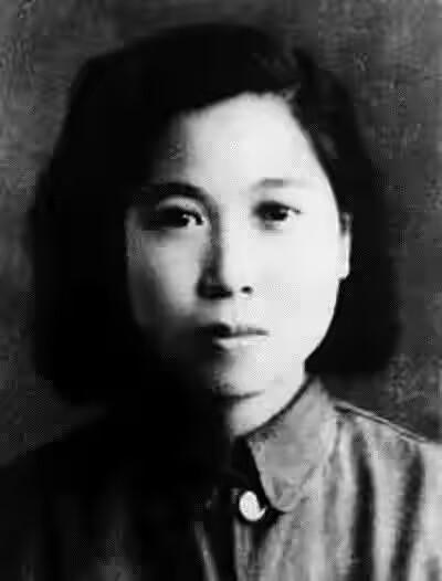 1945年，香港女侠“方姑”遭叛徒出卖，为了能够从日军宪兵把守的铜锣湾街口顺利突