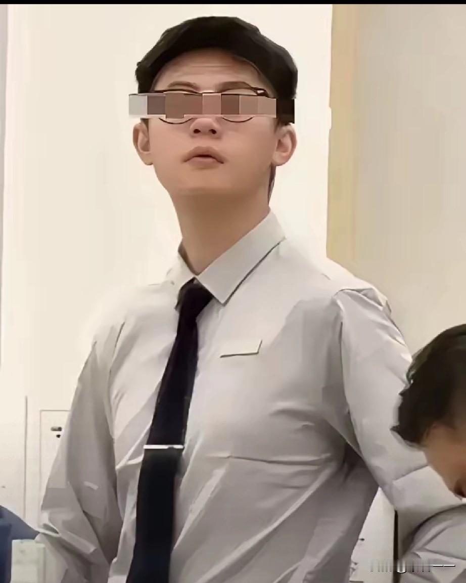 在南宁总部基地地铁站嗯哼小伙子身份被扒出来了，华为汽车的销售人员，据说目前已被开