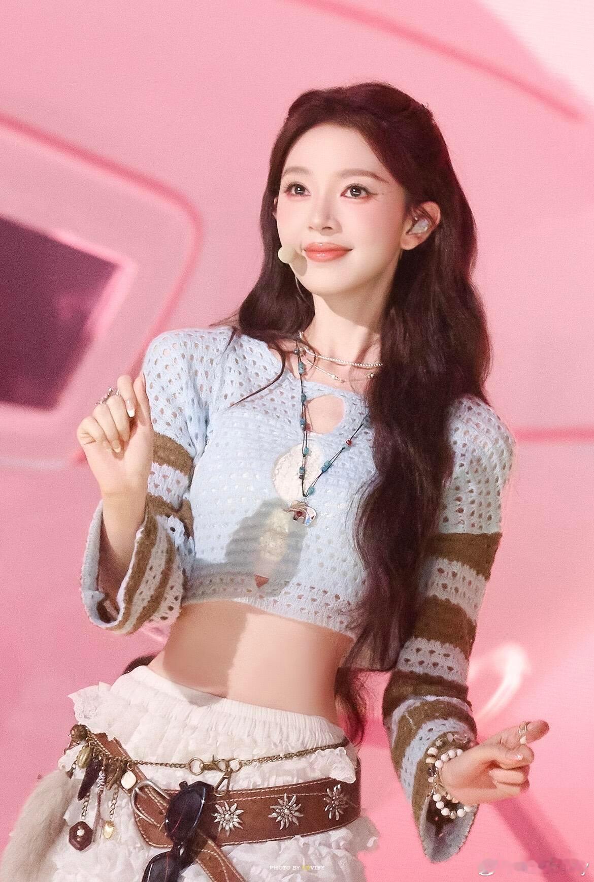 谁懂啊！陈瑶在浪姐这套真的美到我心巴上了清清爽爽的蓝棕条纹针织小衫，露腰设计把少