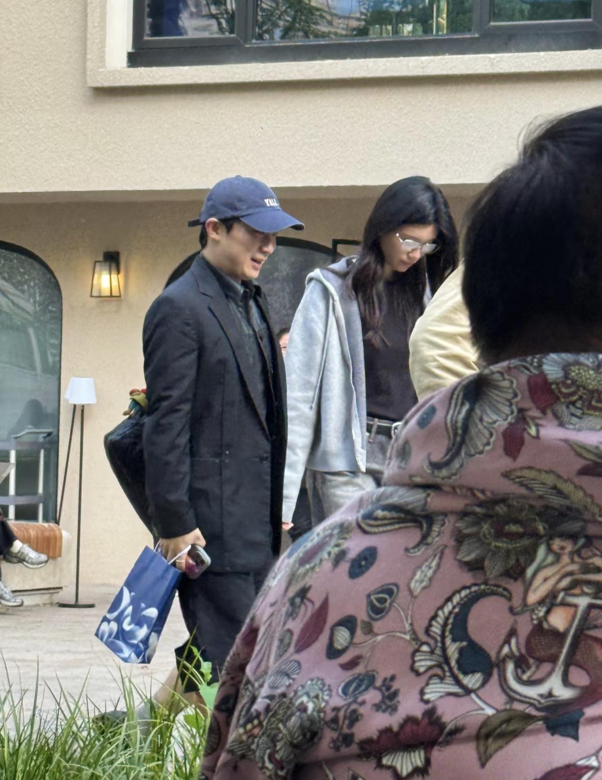 37岁奚梦瑶和朋友现身上海一家餐厅吃饭，她穿着一身日常休闲服，长发披肩，身材又高