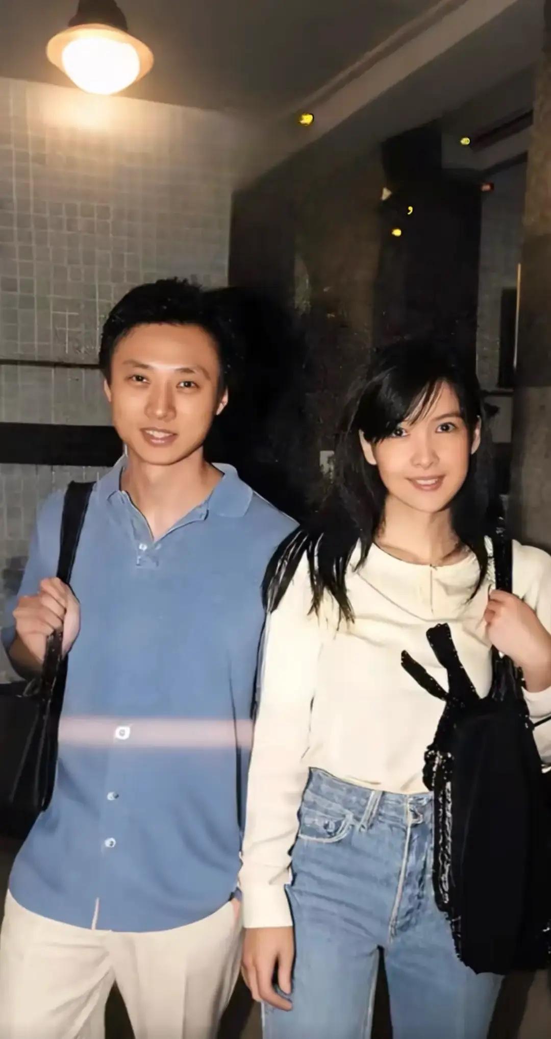 早期，周慧敏与老公倪震的一张合影，感觉两人在一起的时候，真的都挺开心的。倪震