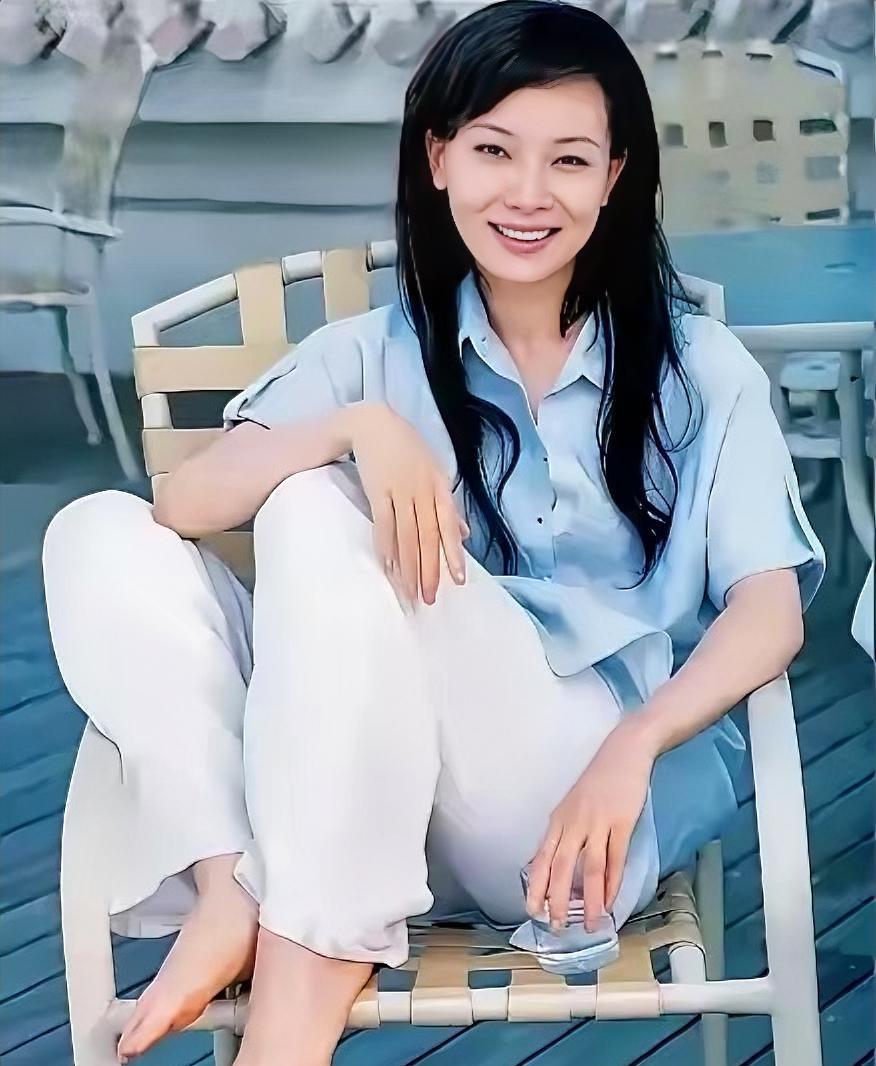 陈数，168cm，光脚坐在凳子上很美，做脸最成功的一个，真是从头美到脚，你们看看