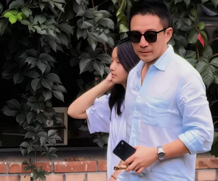小玥儿正脸曝光全网基因争论炸锅我刷到这组出游图的时候直接懵了，吹了快十年的“迷你大S”滤镜，碎得渣都