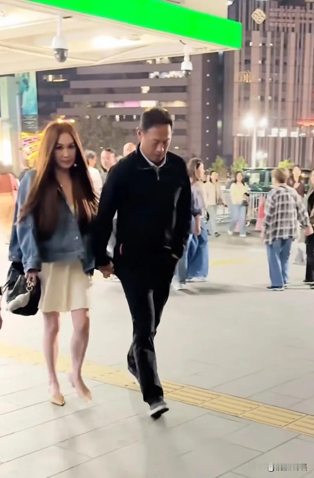 不得不承认，温碧霞命好，没有孩子也把老公绑的牢牢的！夫妻俩一起手挽手去红馆，看