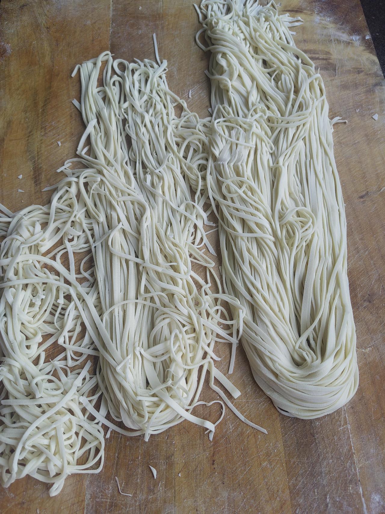 70后的友友们，你们家里都还做手擀面吗？来，咱们PK一下。这是今天中午我擀的三