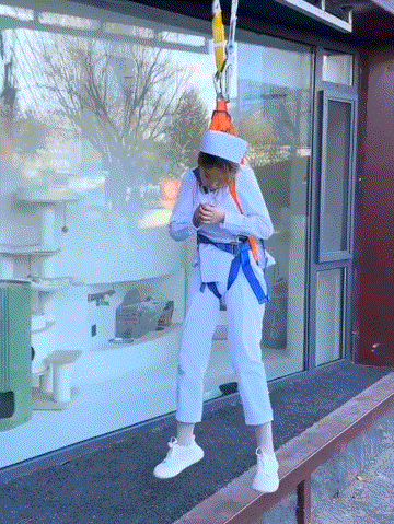 网友:吊几个小时了，看她的样子好像不怎么服啊？