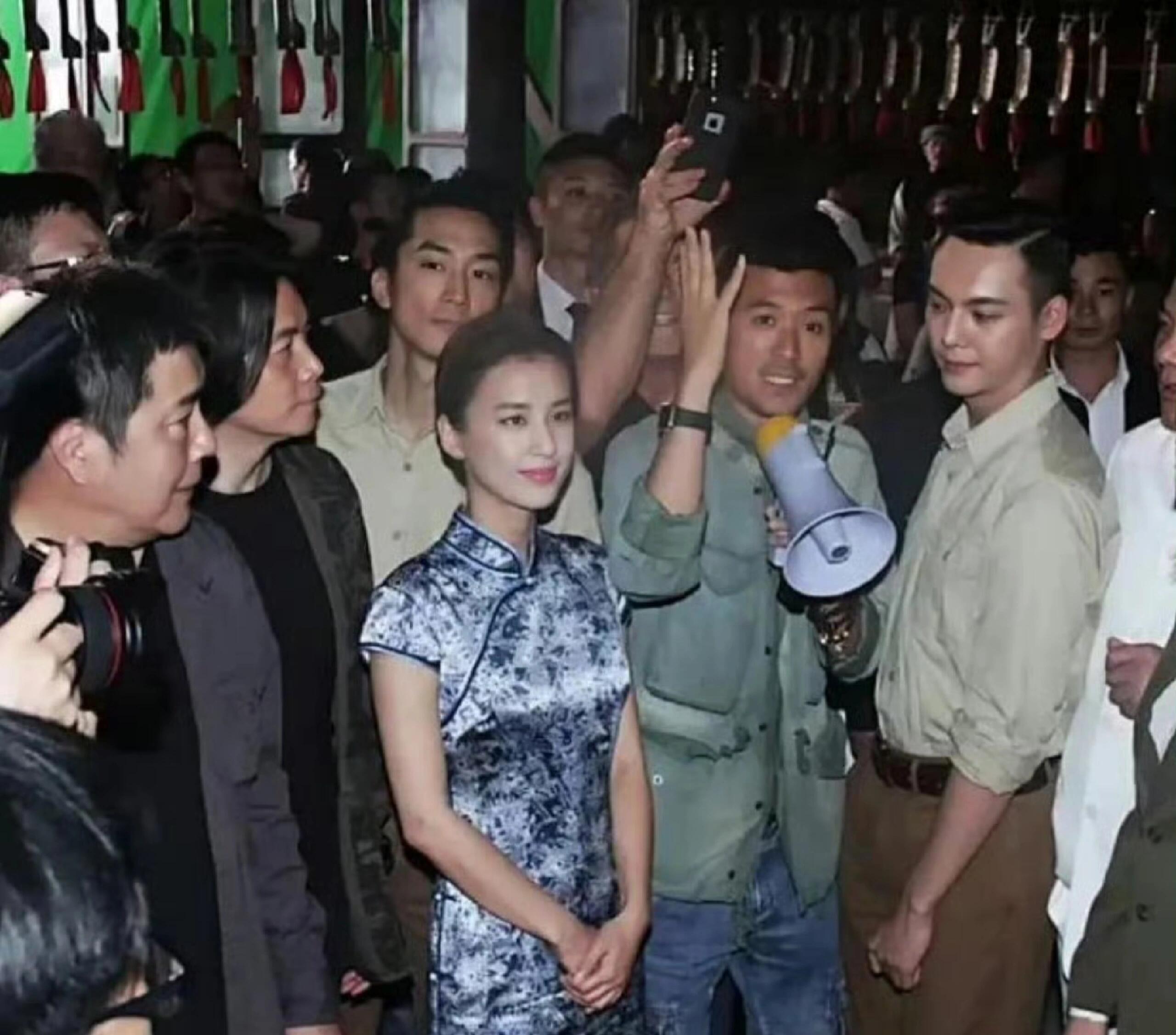 想起来小时候真的以为黄圣依是七仙女唯一窄眼距美女….​​​