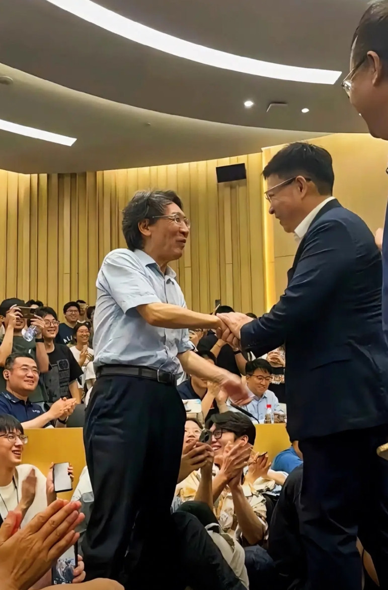 5月16日，南方科技大学校长薛其坤院士与余承东亲切握手被网友拍下，现场气氛融洽，