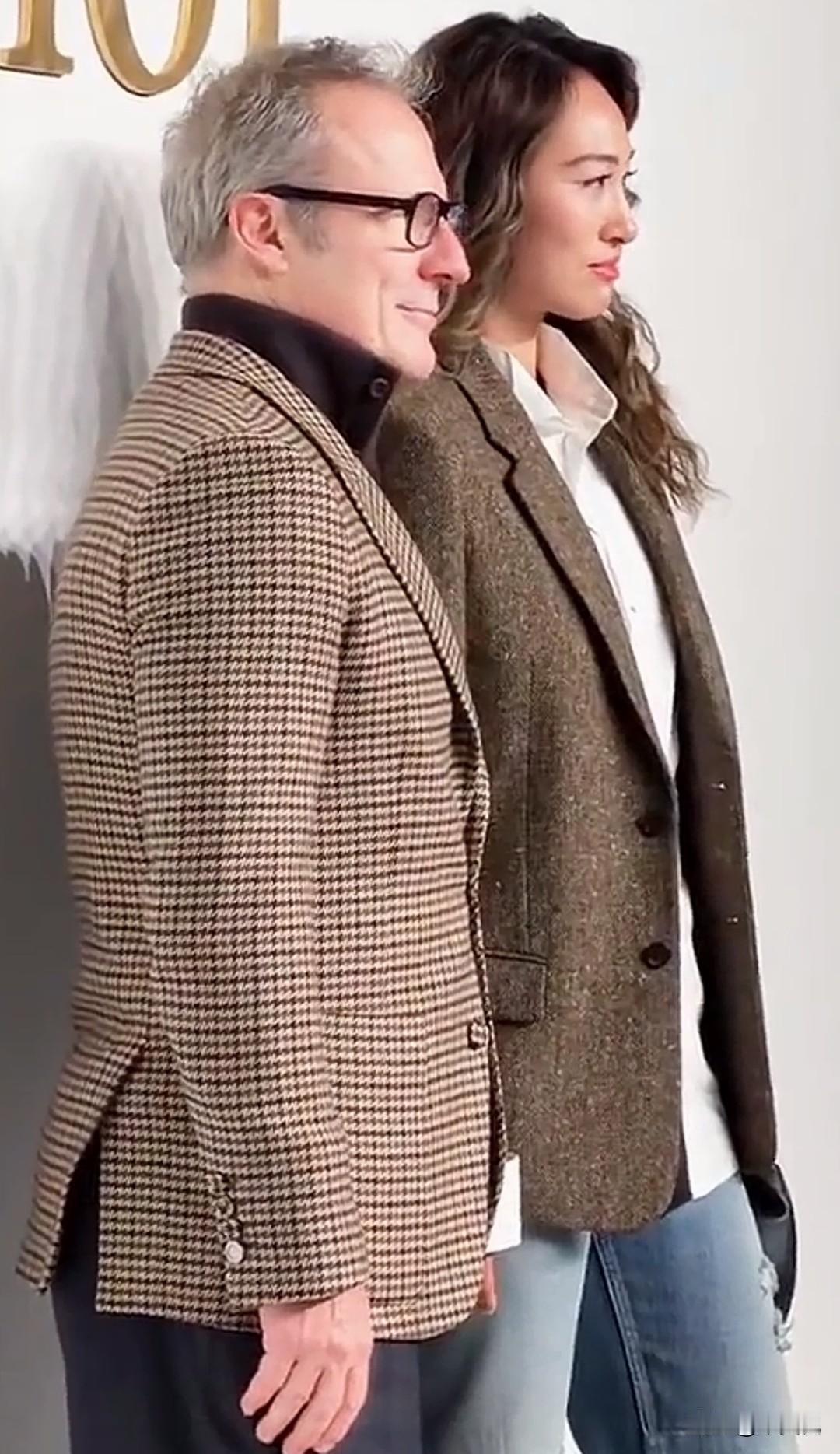 哎呀！真捧！再次看到郑钦文的品牌时装秀出席活动，每个举止都稳重优雅，无需说话，无