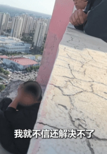 “妈妈在男人心中有多重要？”男子因情绪失控悬坐在31层痛哭，眼看着快要跳下！不料