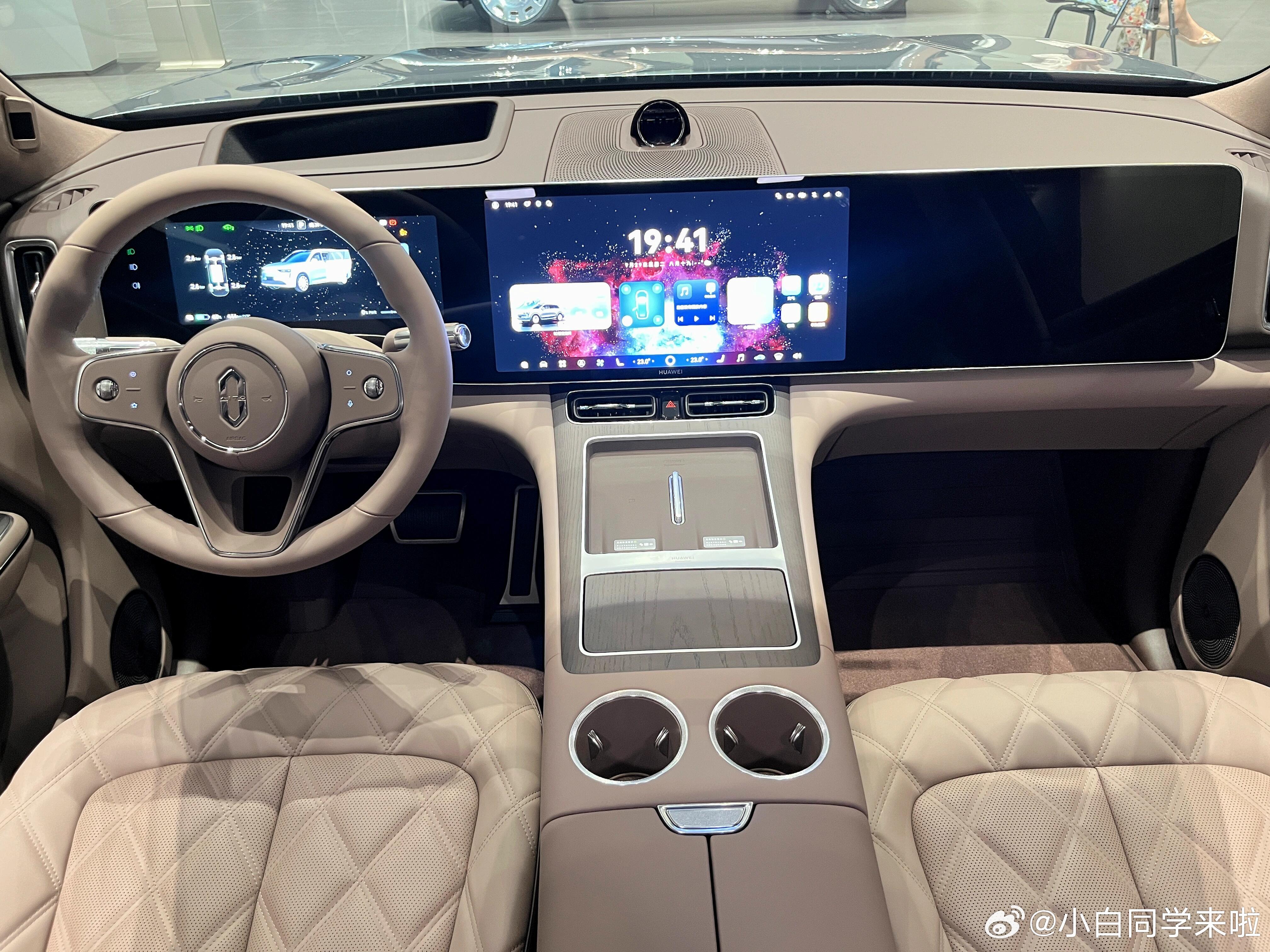 新款问界M8「天幕青」到店实拍图已经有了，这颜色看起来挺小清新。问界m8大v聊