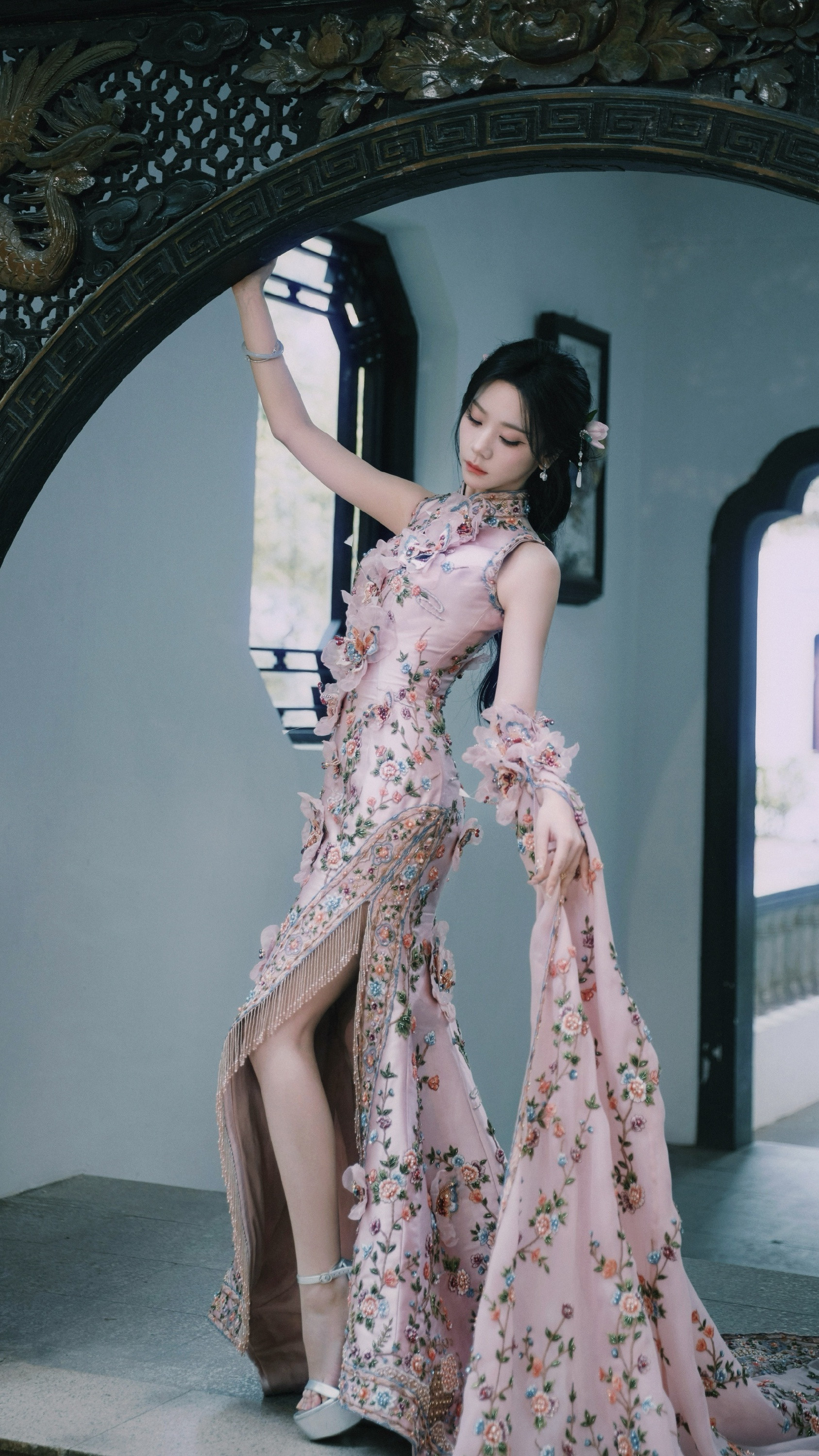 张紫宁会呼吸的美：裙装大长腿，壁纸精选。张紫宁