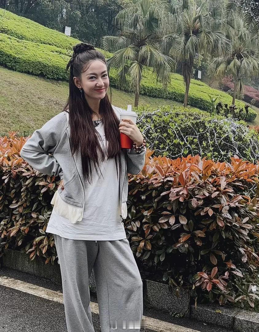 这张者来女怪年轻的