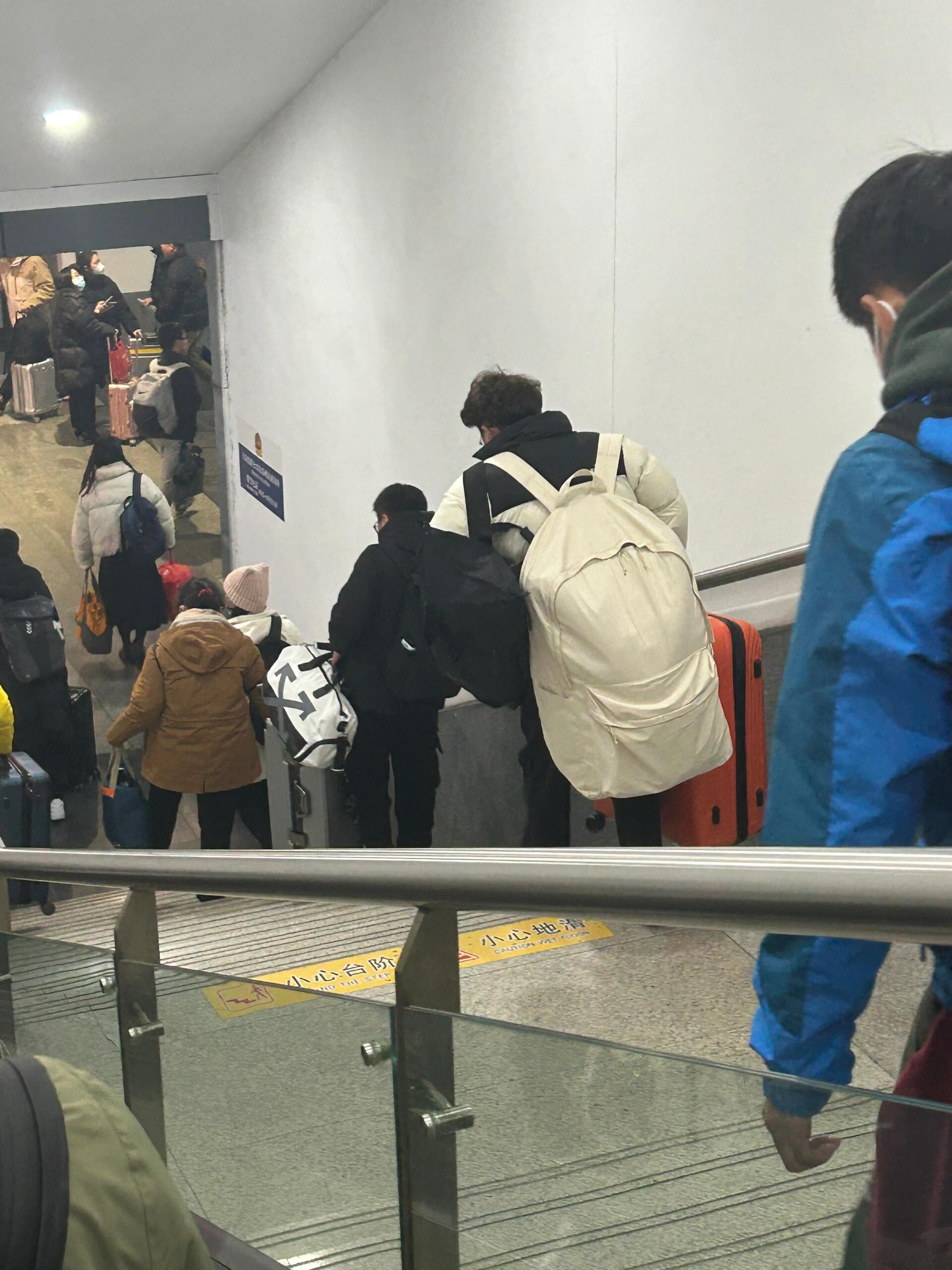 高铁上全是碎掉的返校大学生家里就剩爸妈和承重墙​​​
