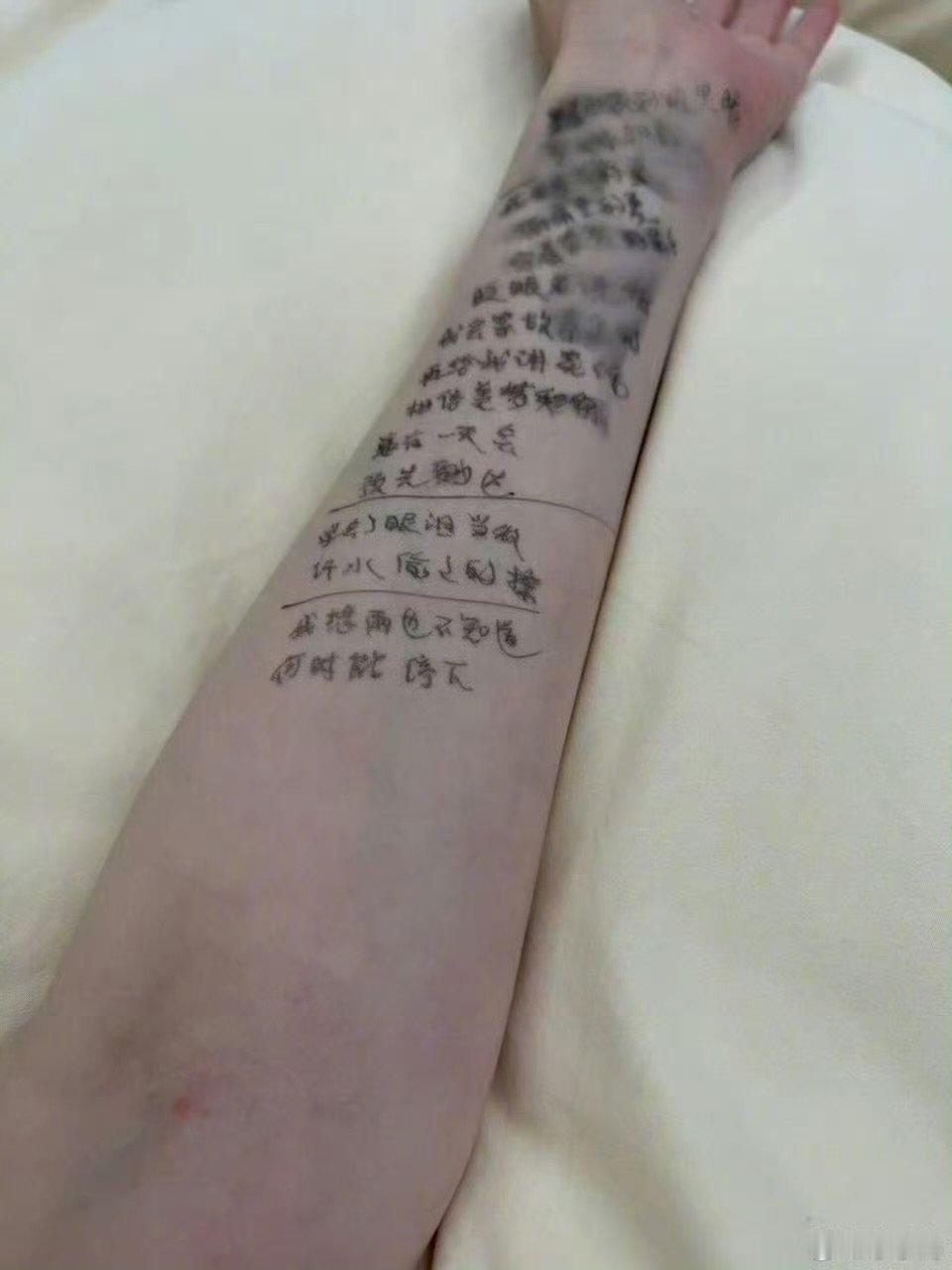 李小冉双臂写满小抄谁懂啊，李小冉手臂写满小抄也太可爱了，努力备战的样子真的很让人