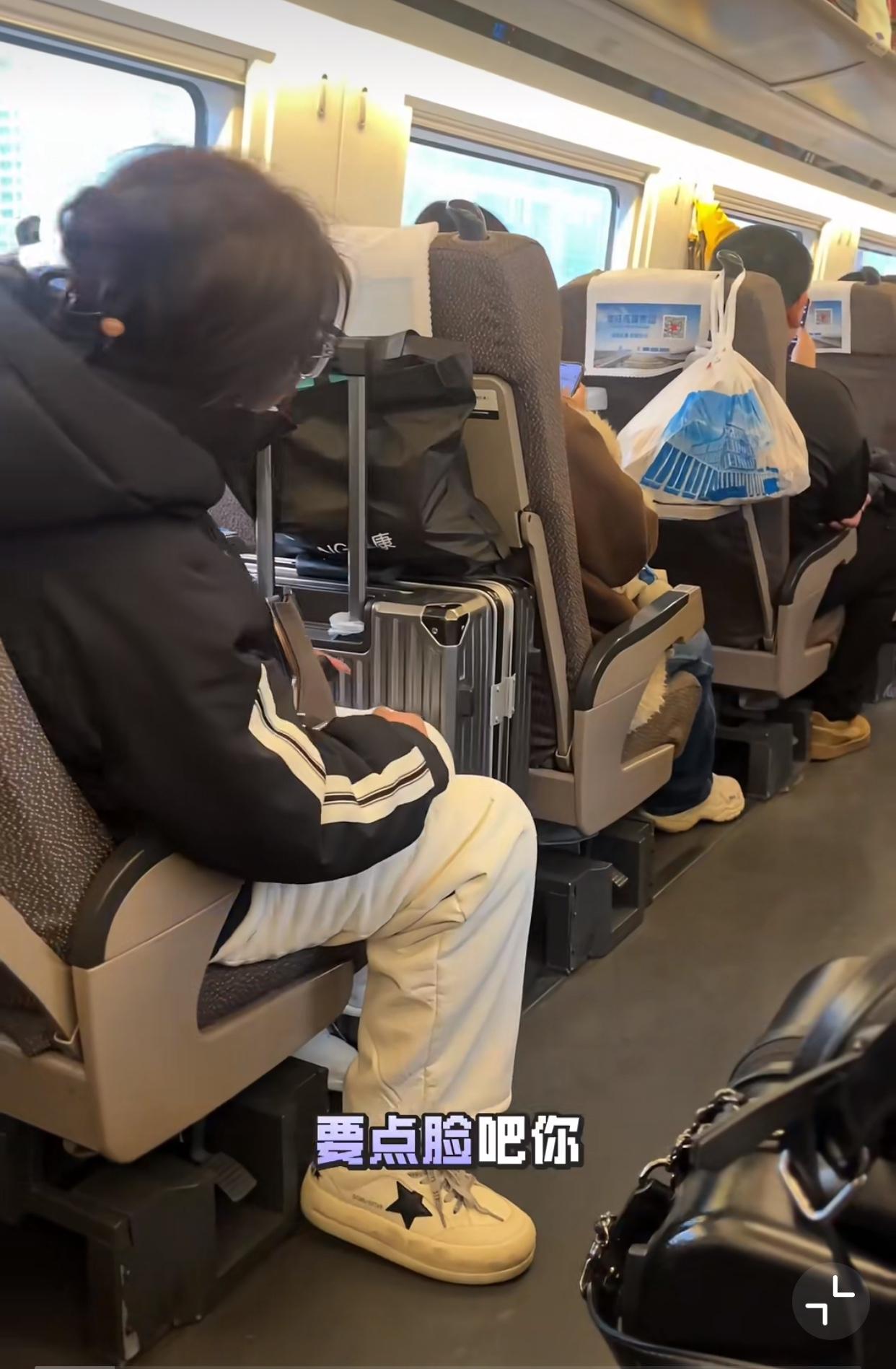 什么是双标，这就是双标！近日，一高铁车厢内，一名女乘客把行李箱放在了前后两个座
