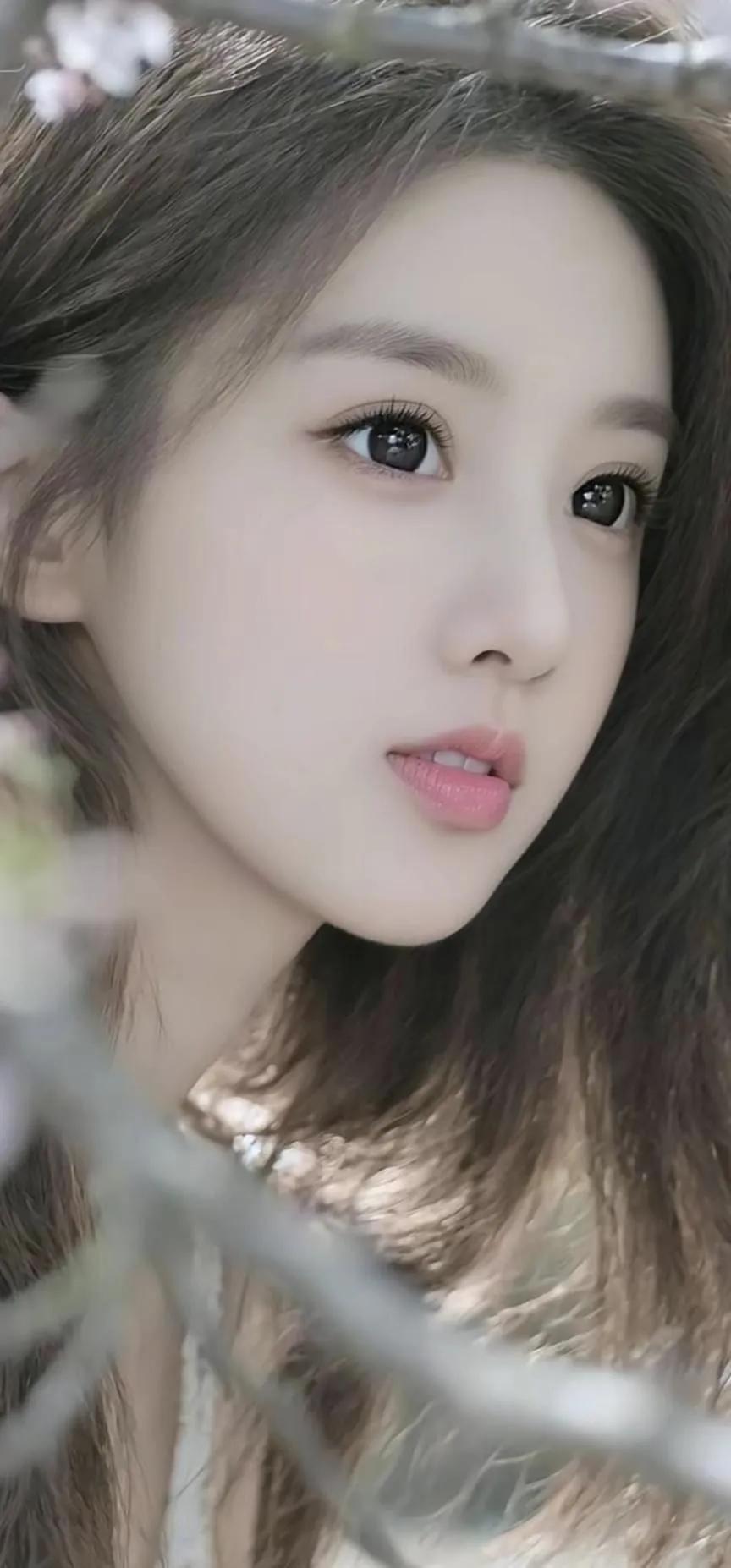 这位姑娘真好看，像是从画中走出来的一样。街拍高清美女