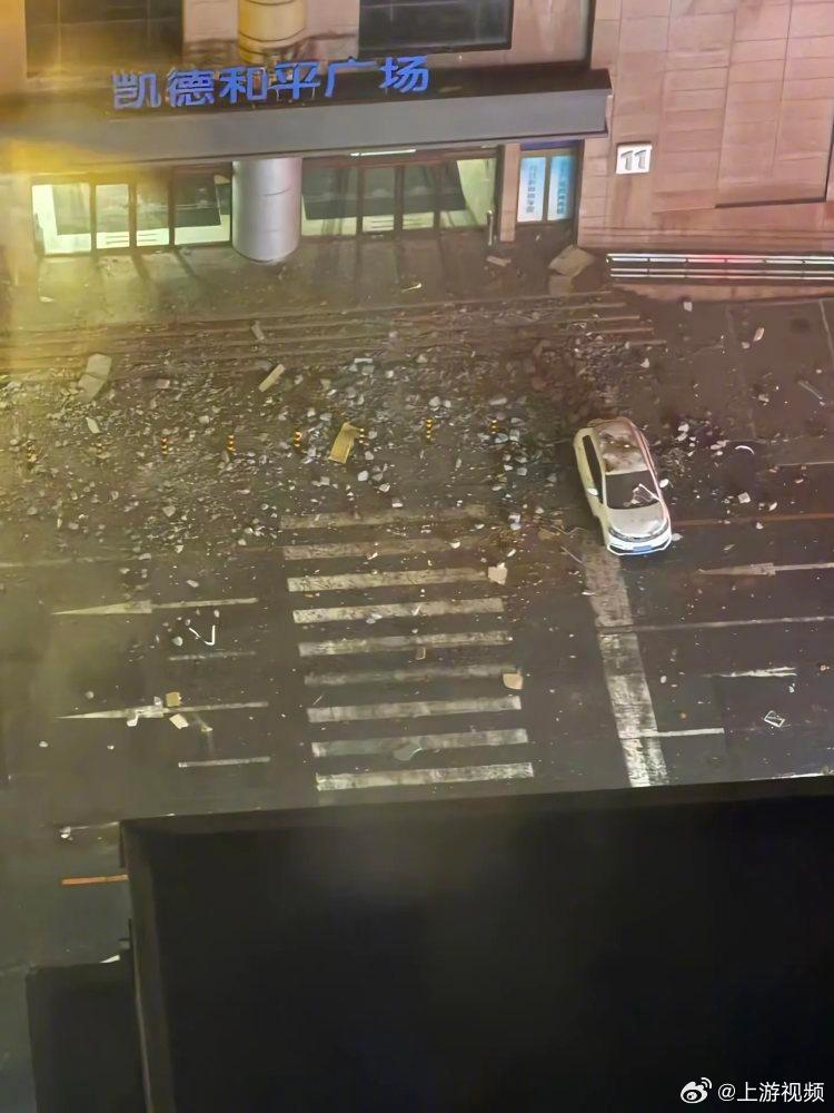 #大连一商场楼顶局部坍塌砸中车辆#【大连一商场楼顶局部坍塌砸中楼下一车辆，商场正