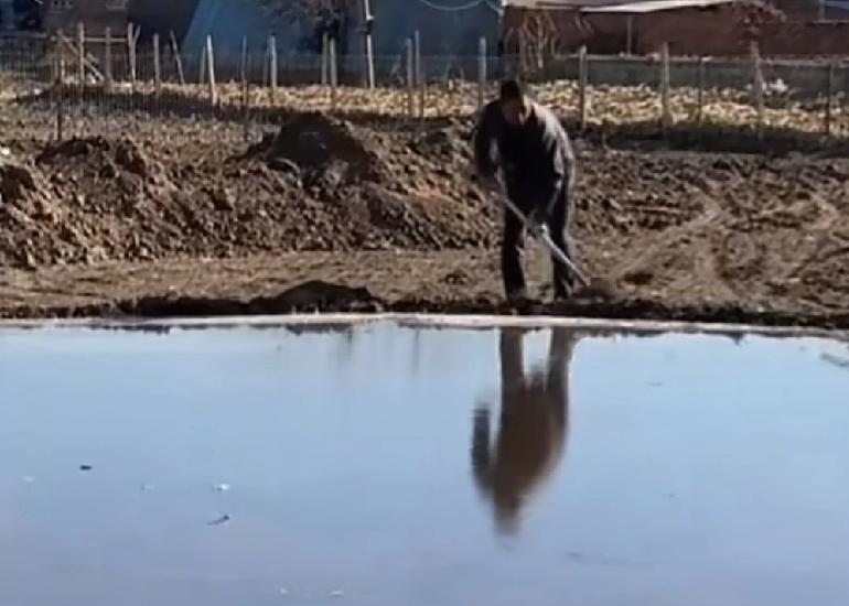 一位辽宁的老爷子为了能在过年陪自己的孙子一起玩，现在已经累的脚打后脑勺了一位网