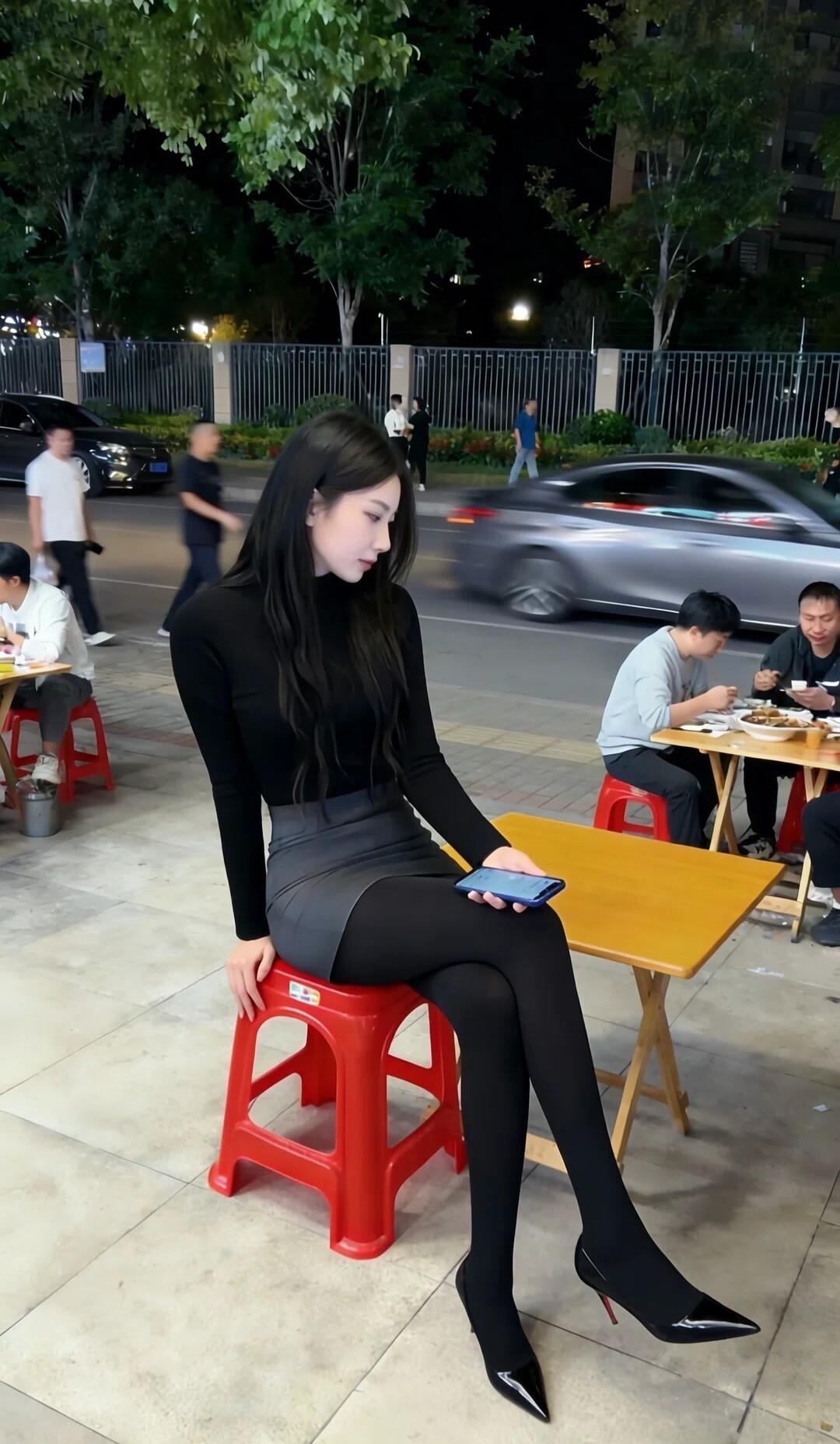 “不要听一个人对你说了什么，要看为你做了什么。永远都不要裤廉价的语言而感动，毕竟