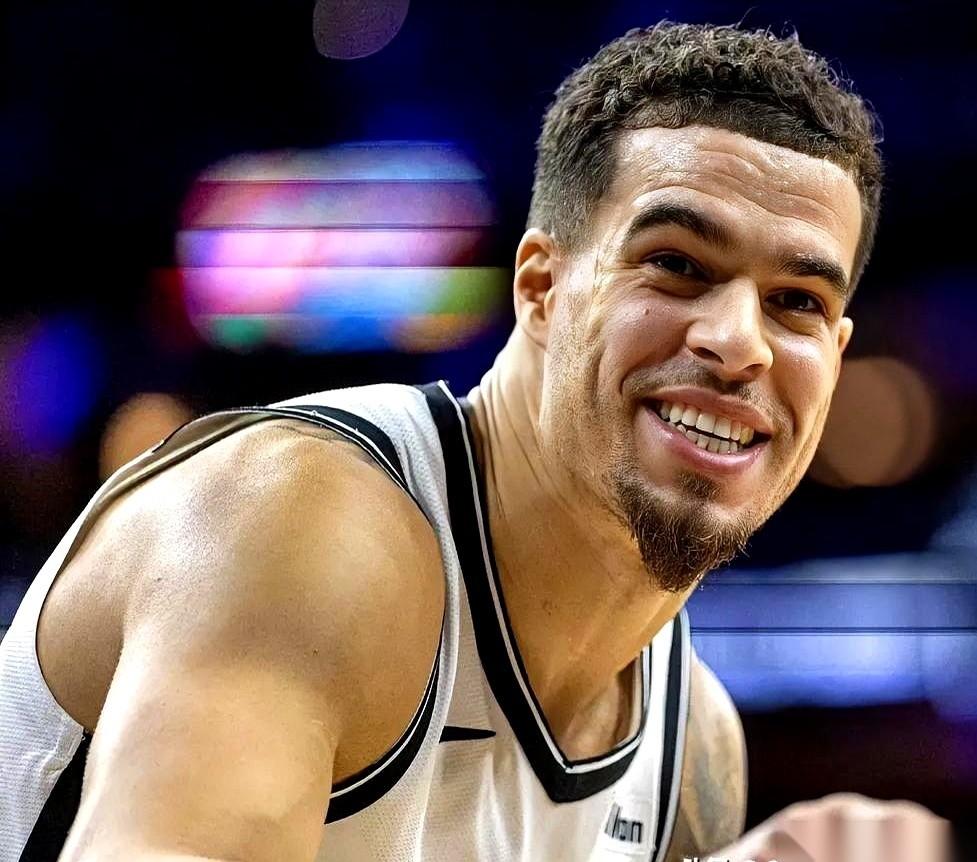 我敢打赌，今晚掘金队管理层的办公室，灯肯定亮到半夜。电话里是队医的声音，冰冷，