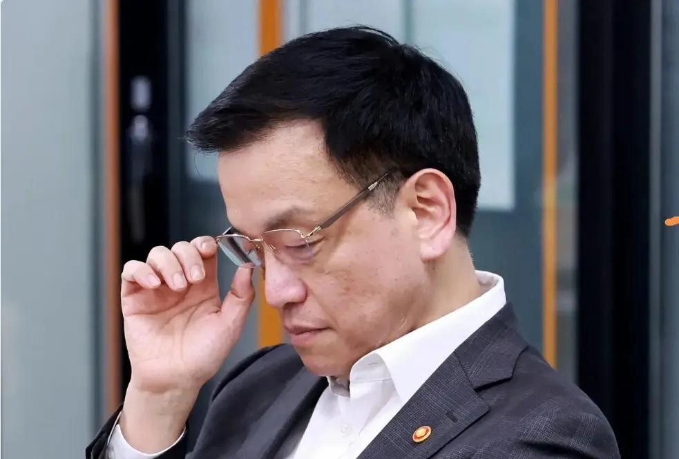 突然发现，风云一时的崔相穆从韩国政坛“失踪”了？5月3日辞职至今一丁点公开消