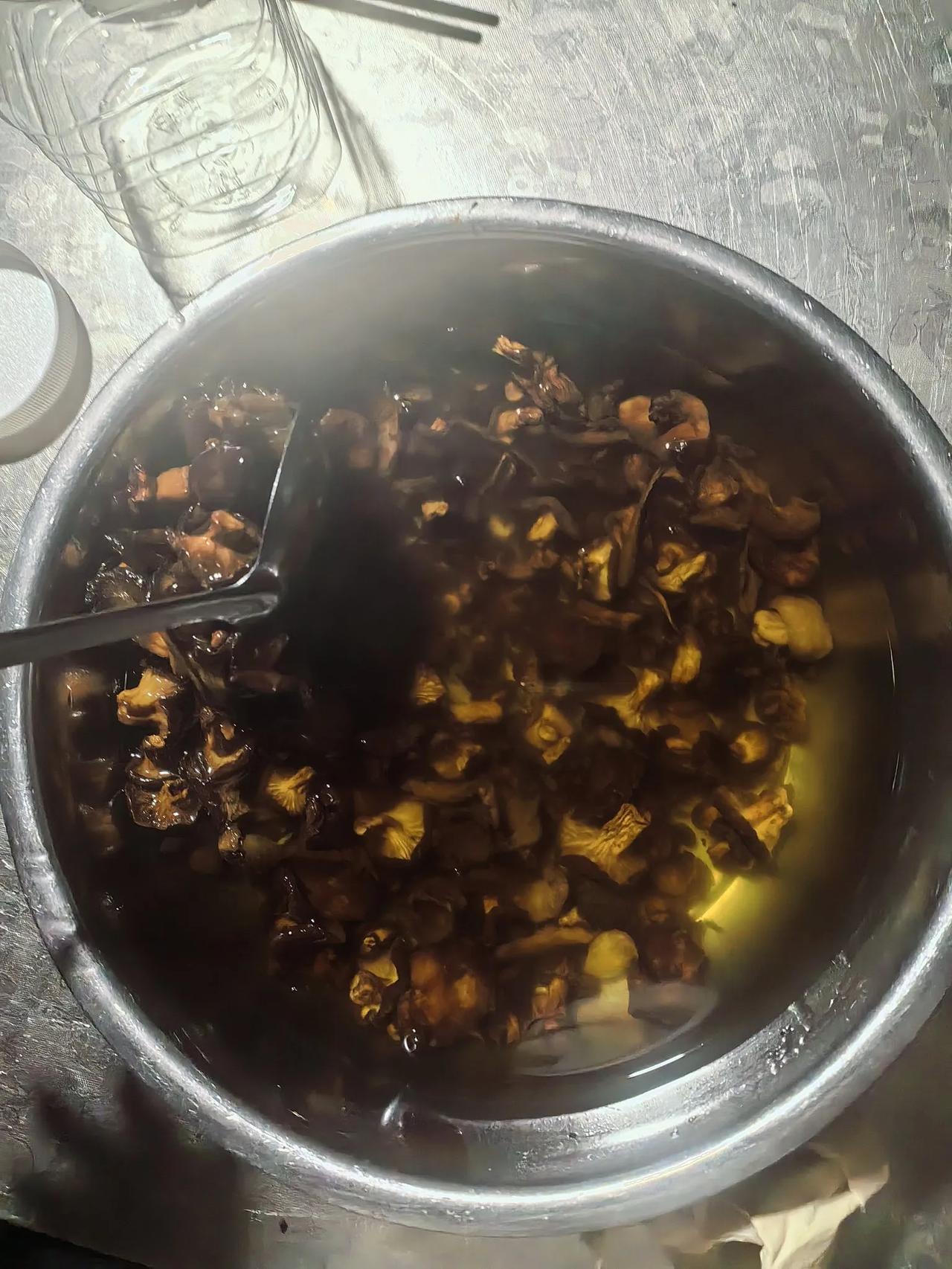 大家有吃过菌子油的吗？好吃吗？一般都是放什么吃呢，最近山上的菌子好多次啊，都炸成