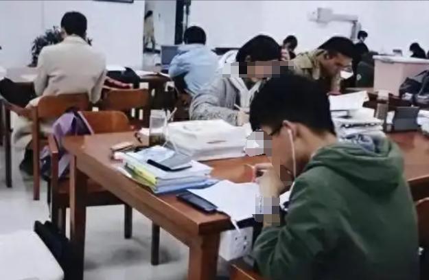 湖北女大学生在图书馆学习时，看到对面男生在挠大腿根部，便觉得对方在骚扰自己。随后