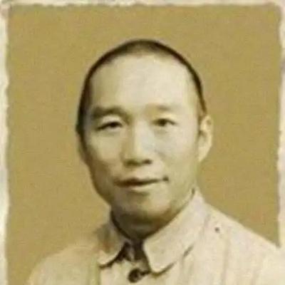 1948年12月，国军104军覆灭，解放军打扫战场时，释放了一个长相憨厚自称