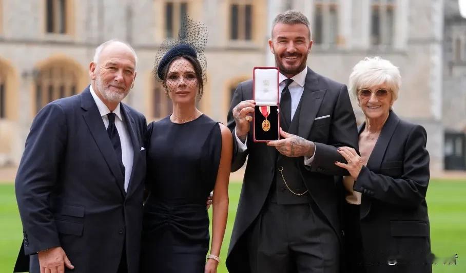 贝克汉姆哭了几个月？查尔斯国王授勋背后真相曝光，网友炸锅了！哇塞！你们绝对想