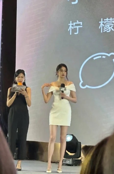 终于知道为什么鹿晗会追关晓彤了…单独看就很逆天和别人同框腿都要到别人脖子了！