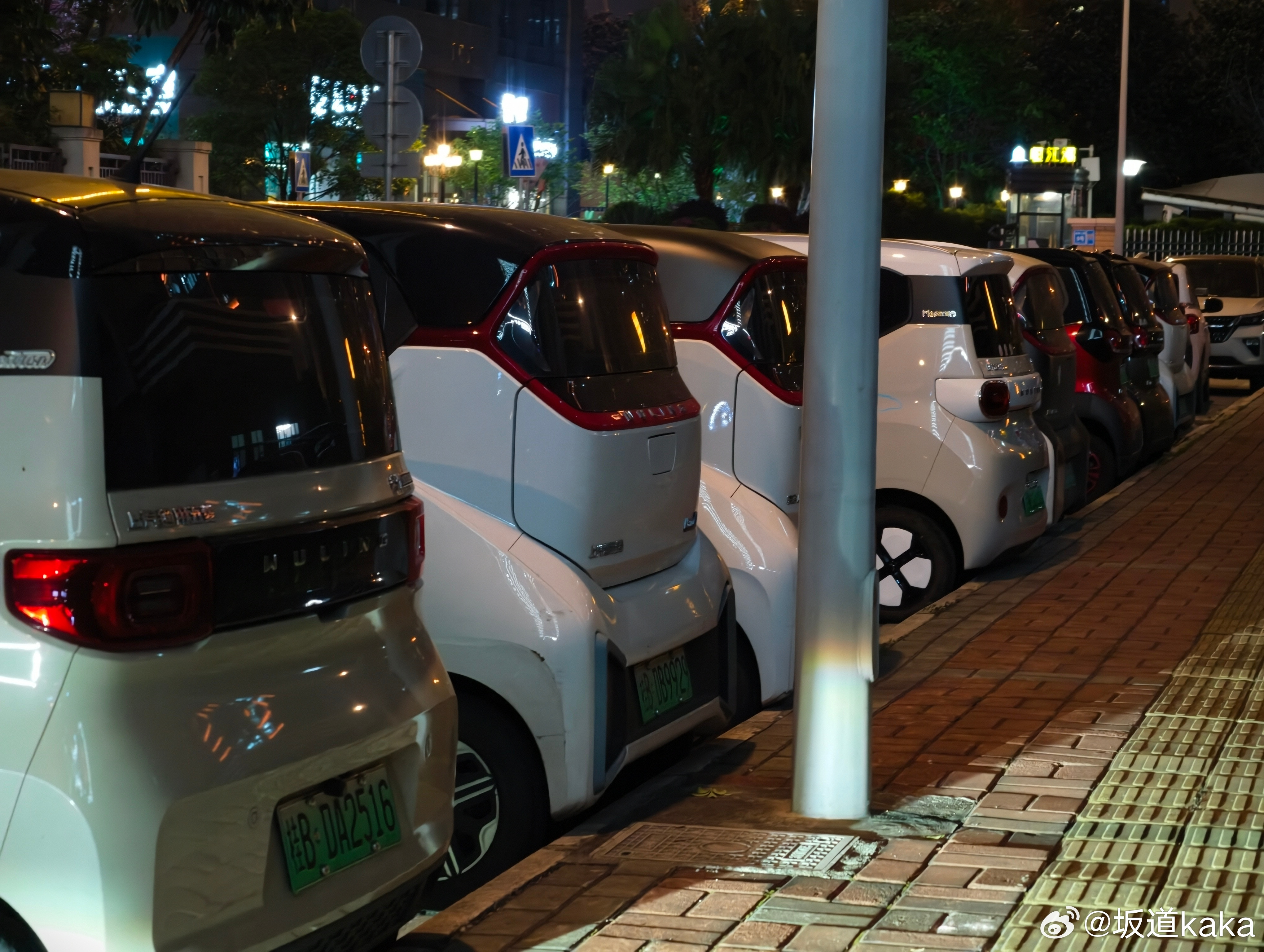 你只有在柳州街头漫步，才知道为什么五菱宏光miniev四门版，车长一定要控制在