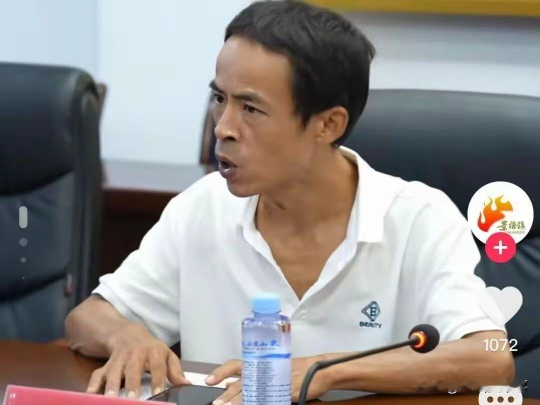 一人带火一座城！要我说，景德镇文旅就应该给鸡排哥摆摊的地方拉一批帐篷过来。