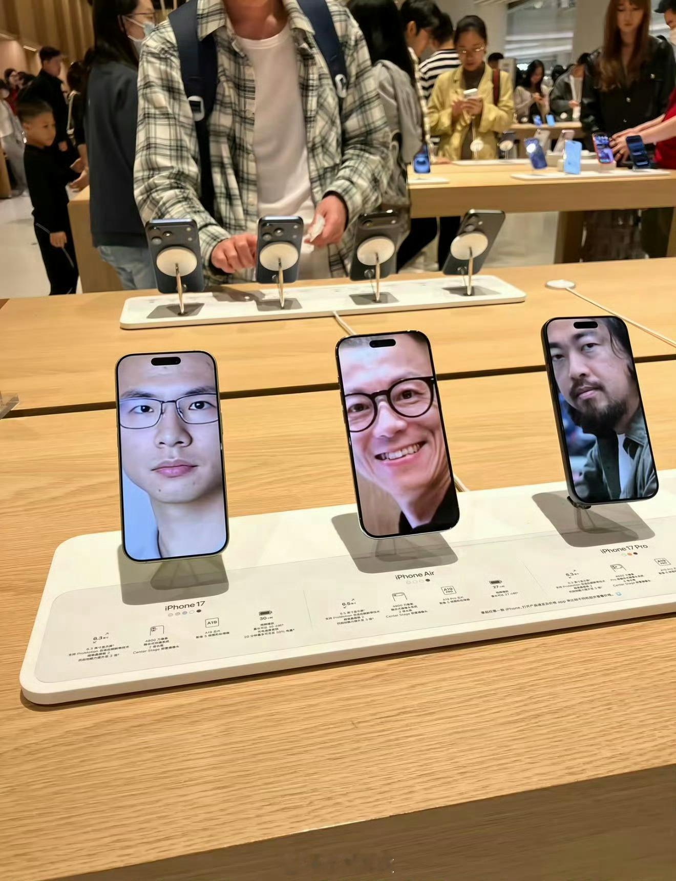 网友们心太坏了，后面两个和苹果也没啥关系呀，怎么就强行上了苹果货架