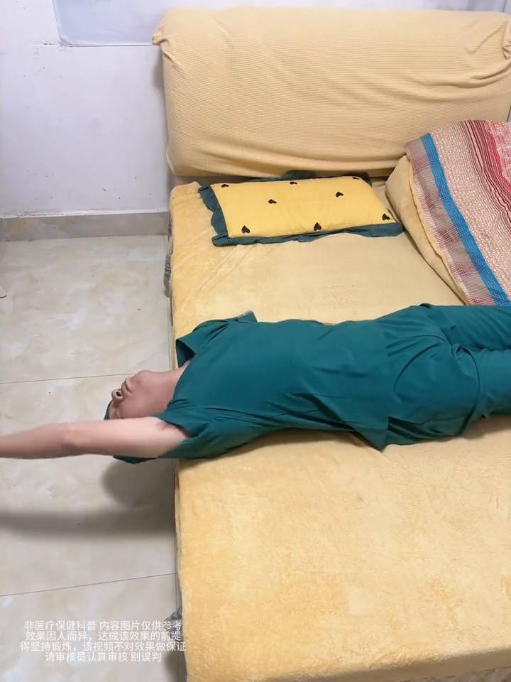 ·如果会睡前每天倒挂1分钟，那么脸会越来越紧。·如果能躺着摆动手臂100下，那