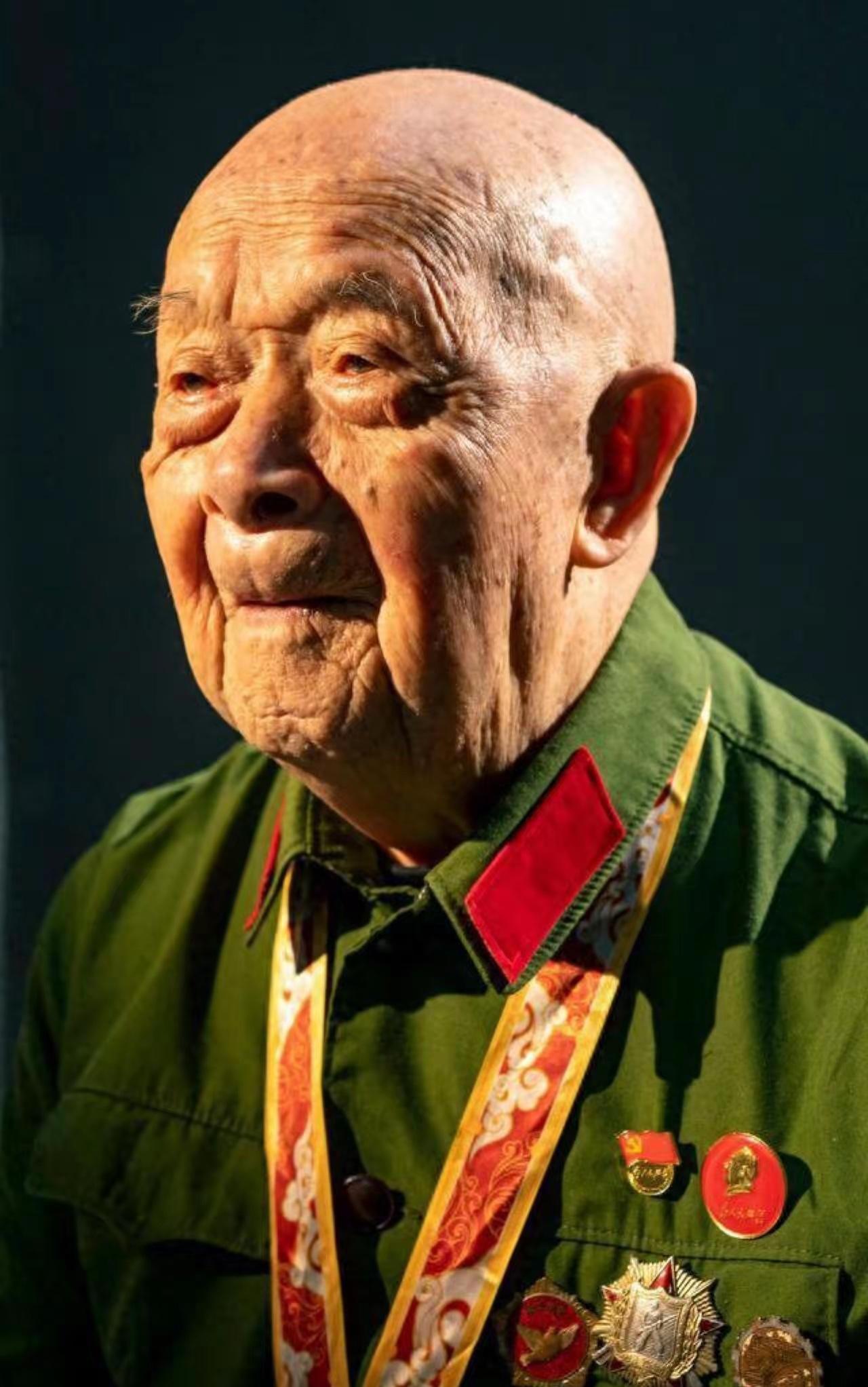 跟你讲，有时候看到一些老档案，真能让你后背汗毛直竖。1988年，重庆一个修县志的