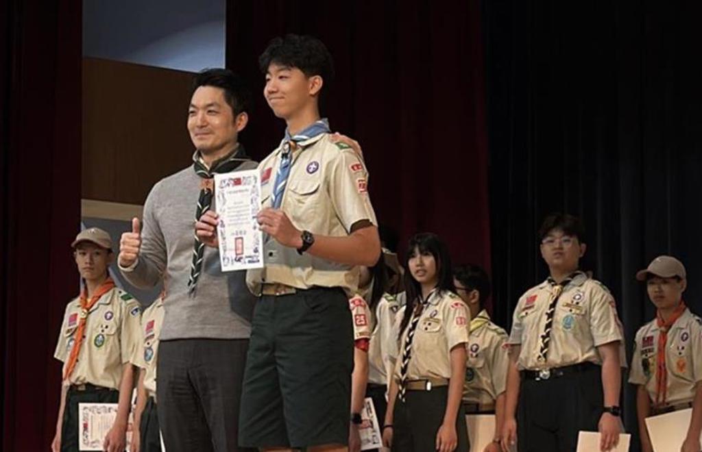 蒋万安儿“靠成绩上建中”绿翻车凌涛轰3大咖青鸟：恶台北市长蒋万安儿子申请赴