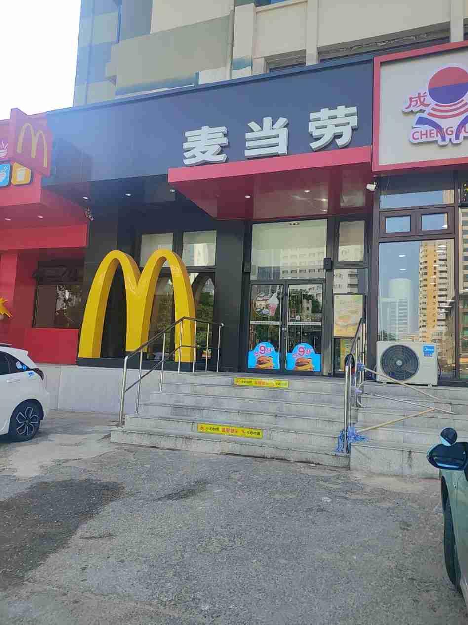 我的今日状态：🥲强颜欢笑我这里的天气：☀️晴天大连唐山街“谈判楼