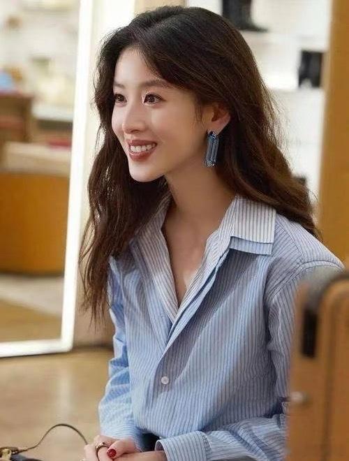 章泽天烫头需谨慎从奶茶妹妹到商业精英，章泽天早就不止清纯一个标签了。换个发型