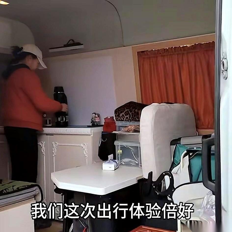 刷到天津那对老两口，我真有点破防了。一对头发花白的老人，一辆自己花7000块钱