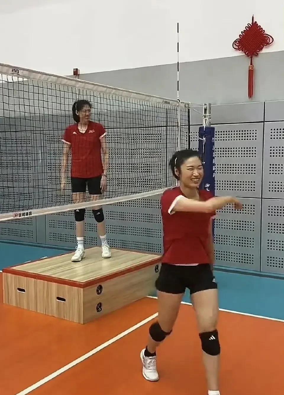 哎呦，这真是一个天大的好事啊，李盈莹已经跟随中国女排国家队训练了，并且可以参与有