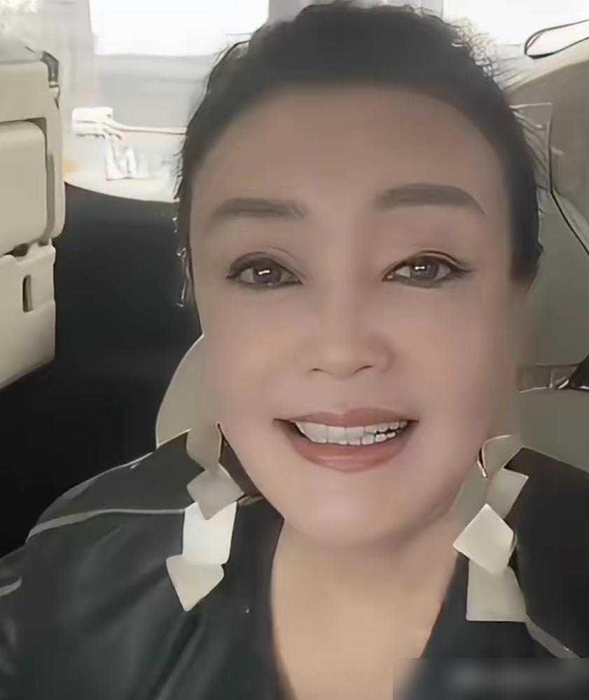 年薪30万的老保姆小杨阿姨，竟被汪小菲的新媳妇马筱梅一句话就给踢走了。想当