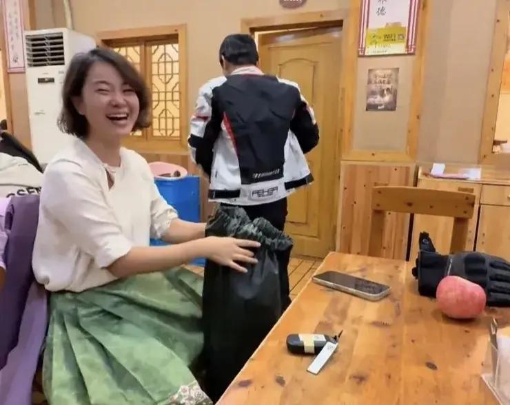 怪不得张雪成功，看家庭地位就知道了，“星姐”都亲自替他脱裤子张雪最近在社交平台