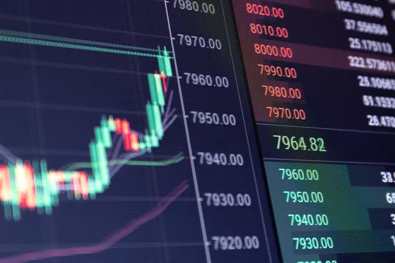 朋友三个月前18块杀进去的票，一路飙到27。我们都说“见好就收吧”，他微微一笑，